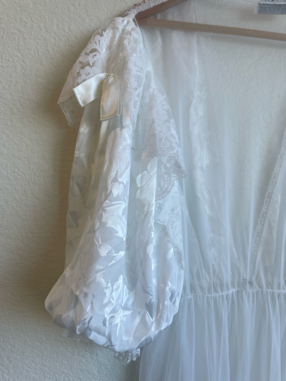 Val Mode Lingerie White Lace-Trim Peignoir • Large - Picture 11 of 14